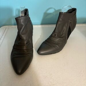 Kenneth Cole Reaction women’s grey pointed toe ankle booties in size 9.5